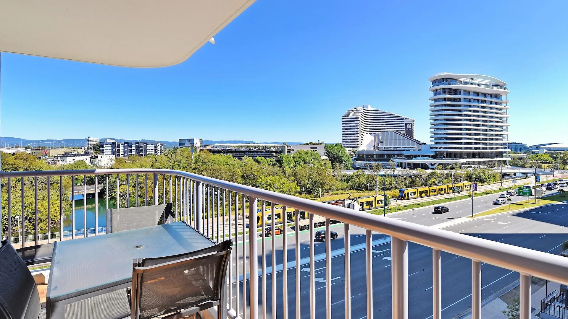 Broadbeach Travel Inn Apartments location