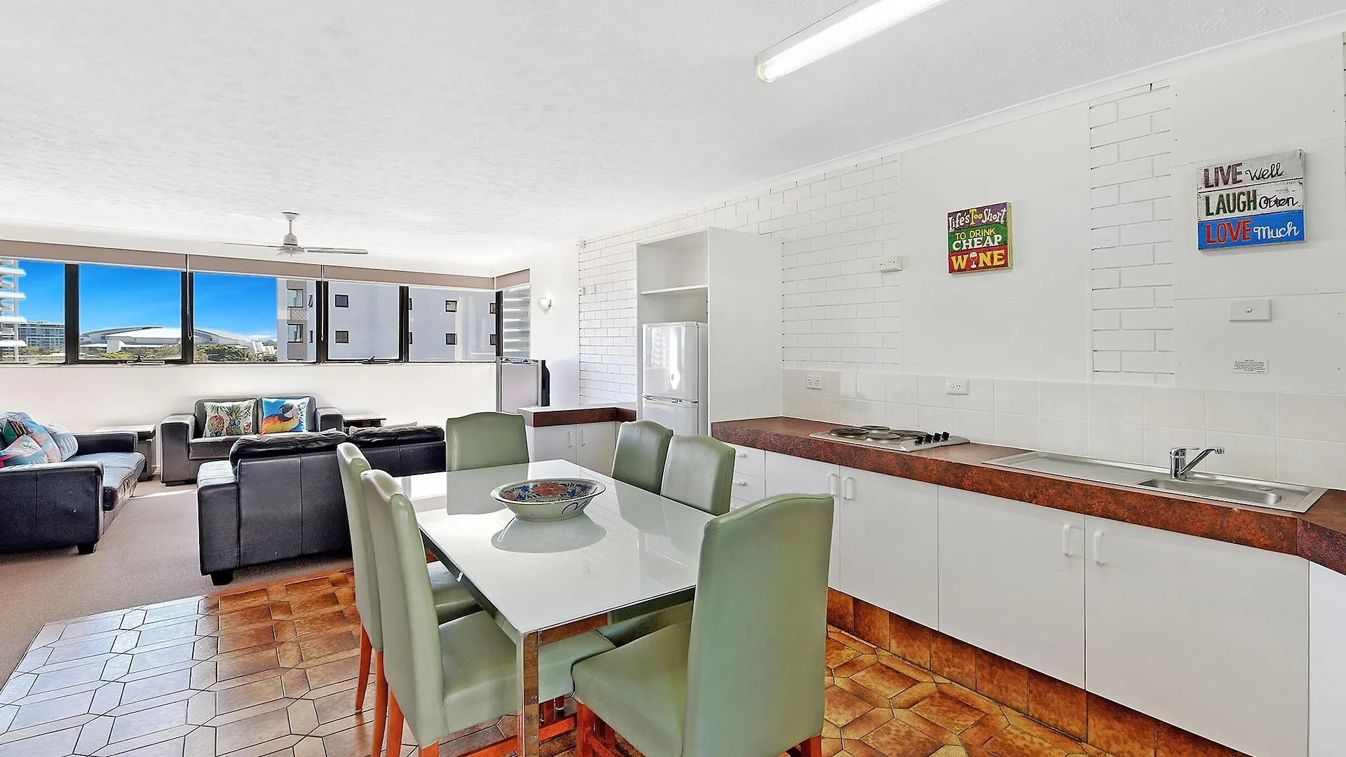*** Aparthotel Broadbeach Travel Inn Apartments Gold Coast Australia