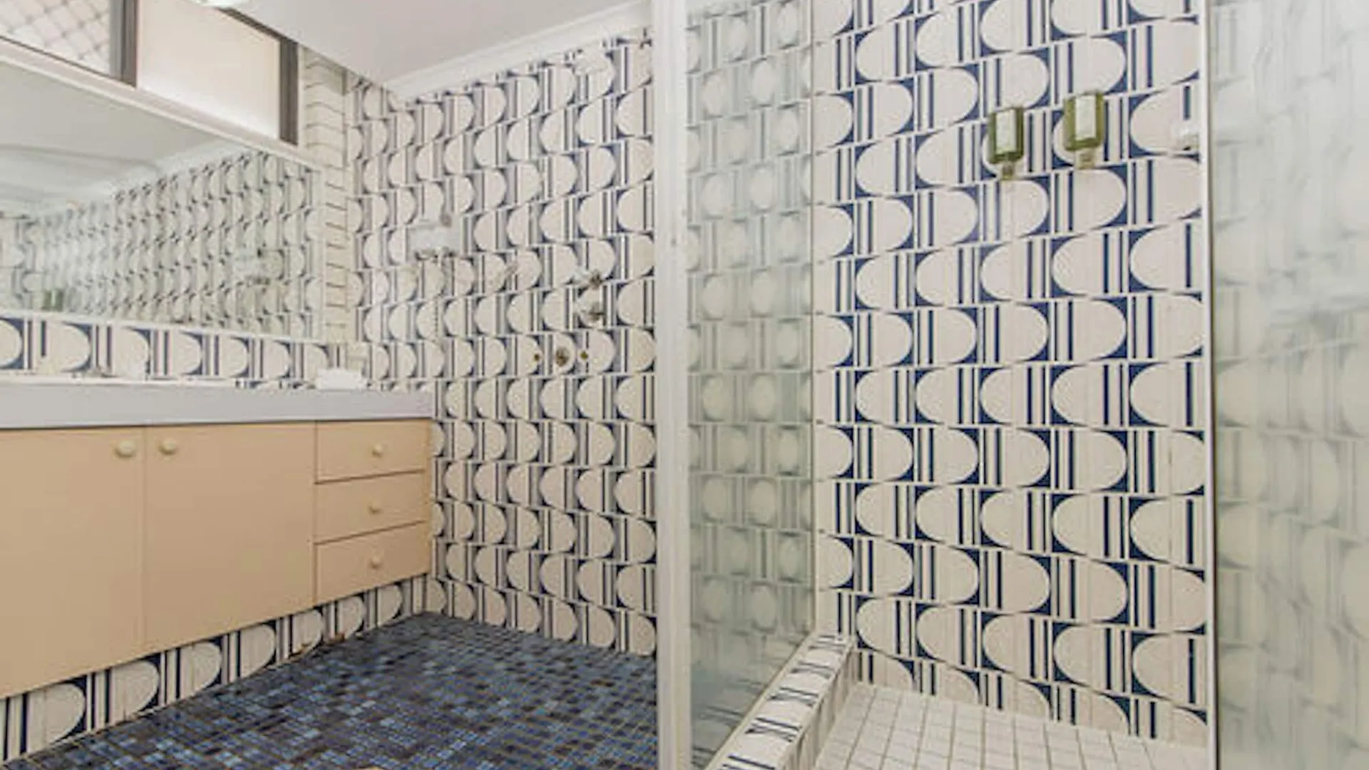 Broadbeach Travel Inn Apartments Gold Coast