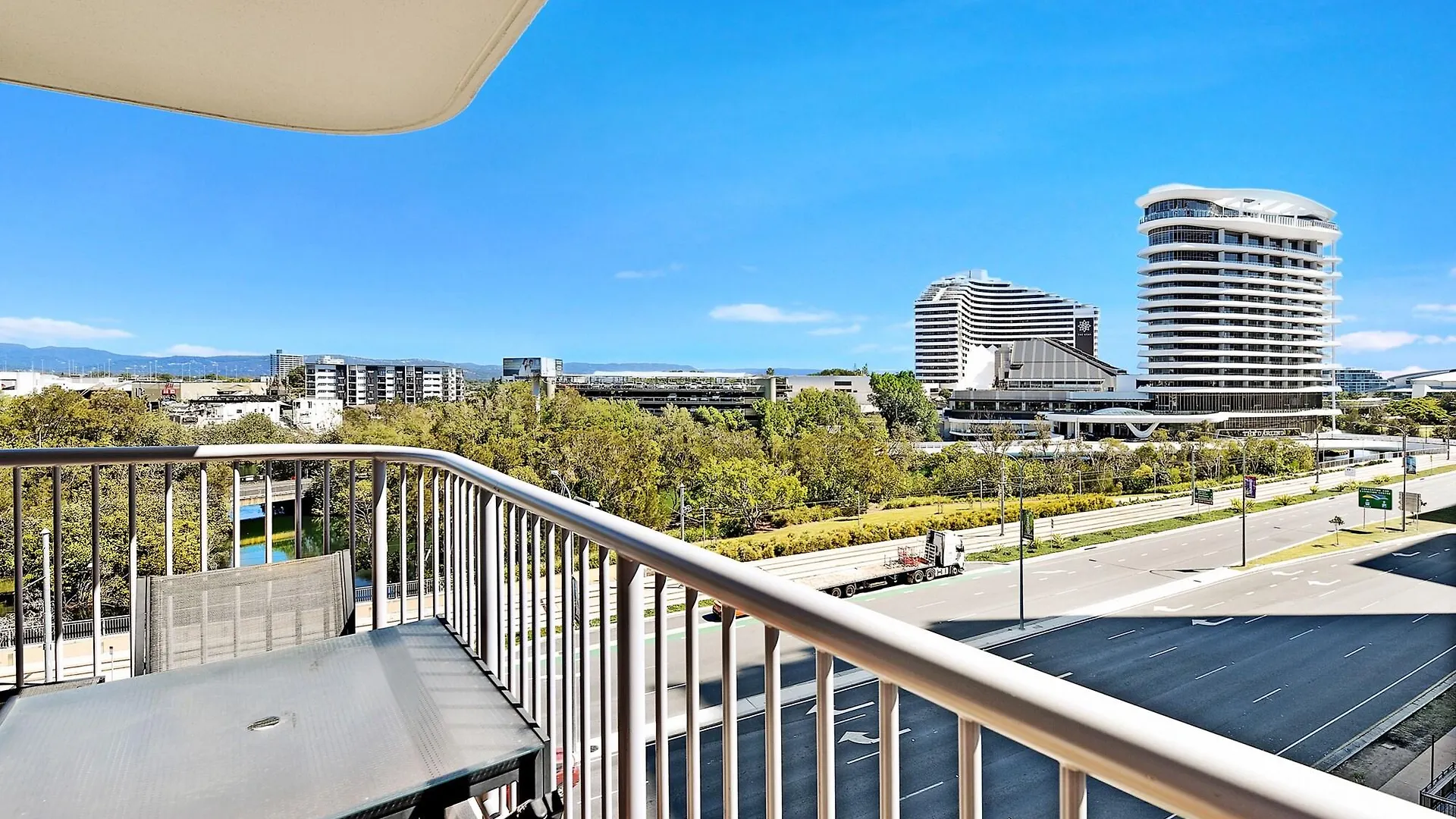 *** Aparthotel Broadbeach Travel Inn Apartments Gold Coast Australia