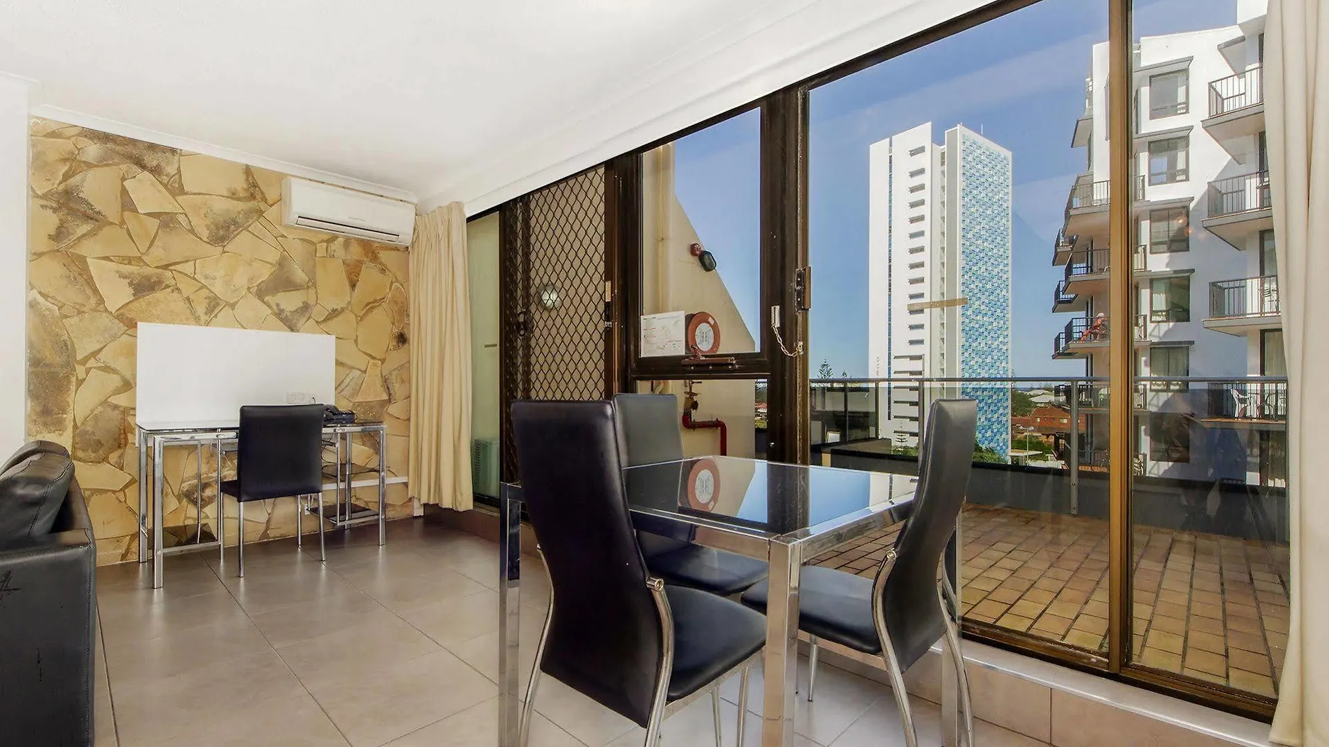 *** Aparthotel Broadbeach Travel Inn Apartments Gold Coast Australia