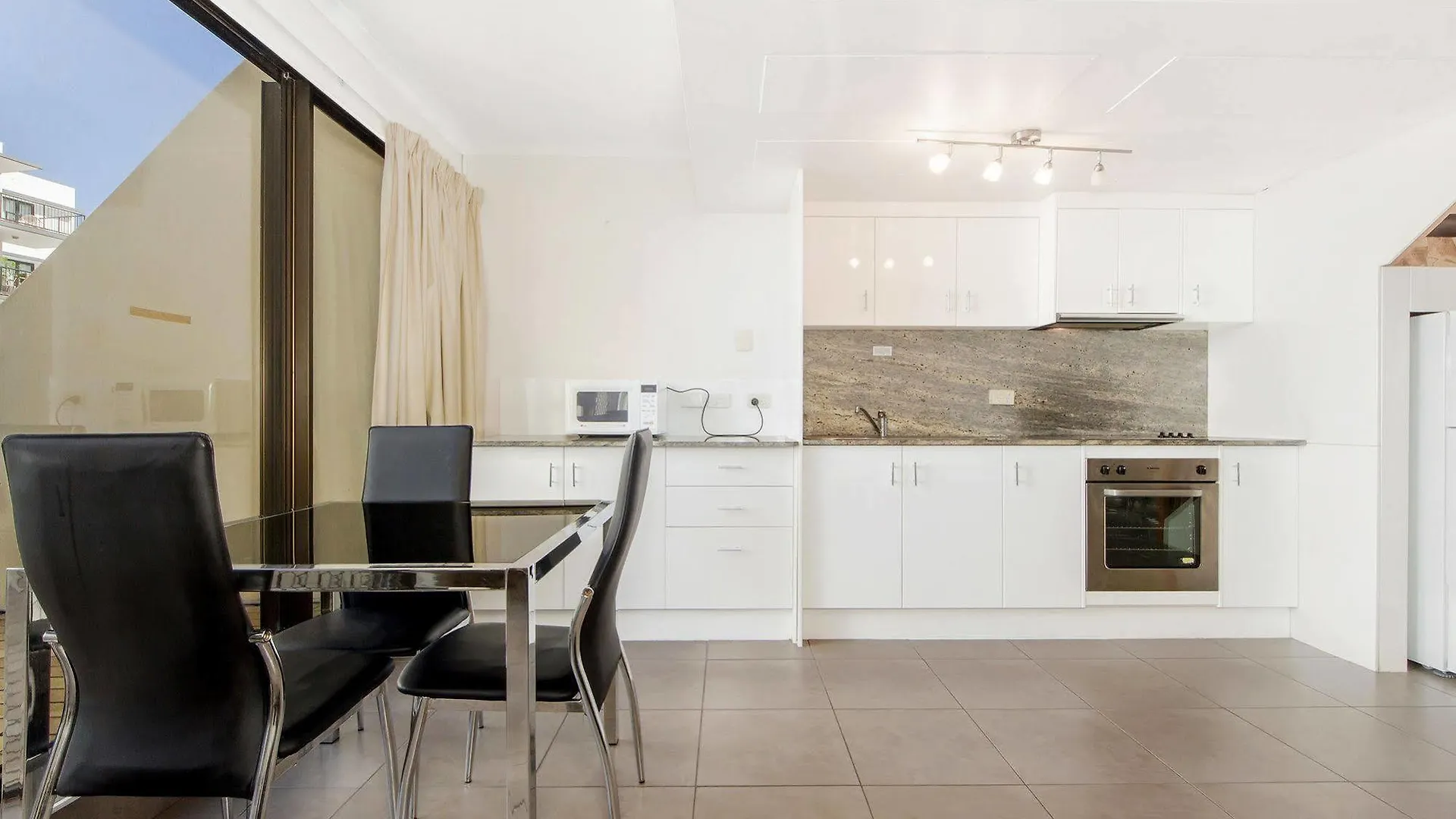 Broadbeach Travel Inn Apartments Gold Coast 3*,  Australia
